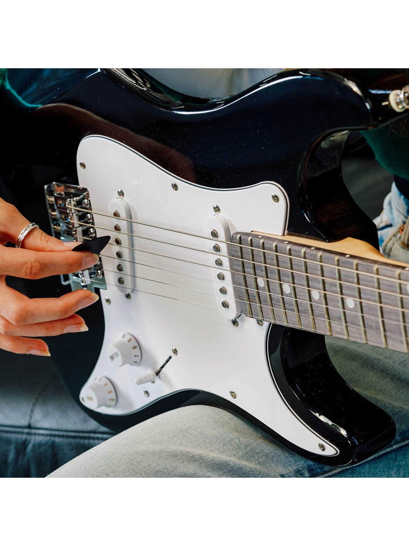 Rocket 3/4 Size Electric Guitar Ultimate Kit With 10W Amp - 6 Months FREE Lessons - Black 8 Rocket 3/4 Size Electric Guitar Ultimate Kit With 10W Amp - 6 Months FREE Lessons - Black - Image 6